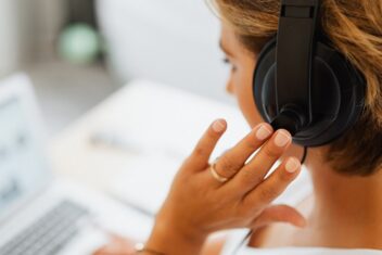 How do visible experts benefit their firms