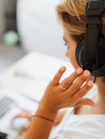 How do visible experts benefit their firms